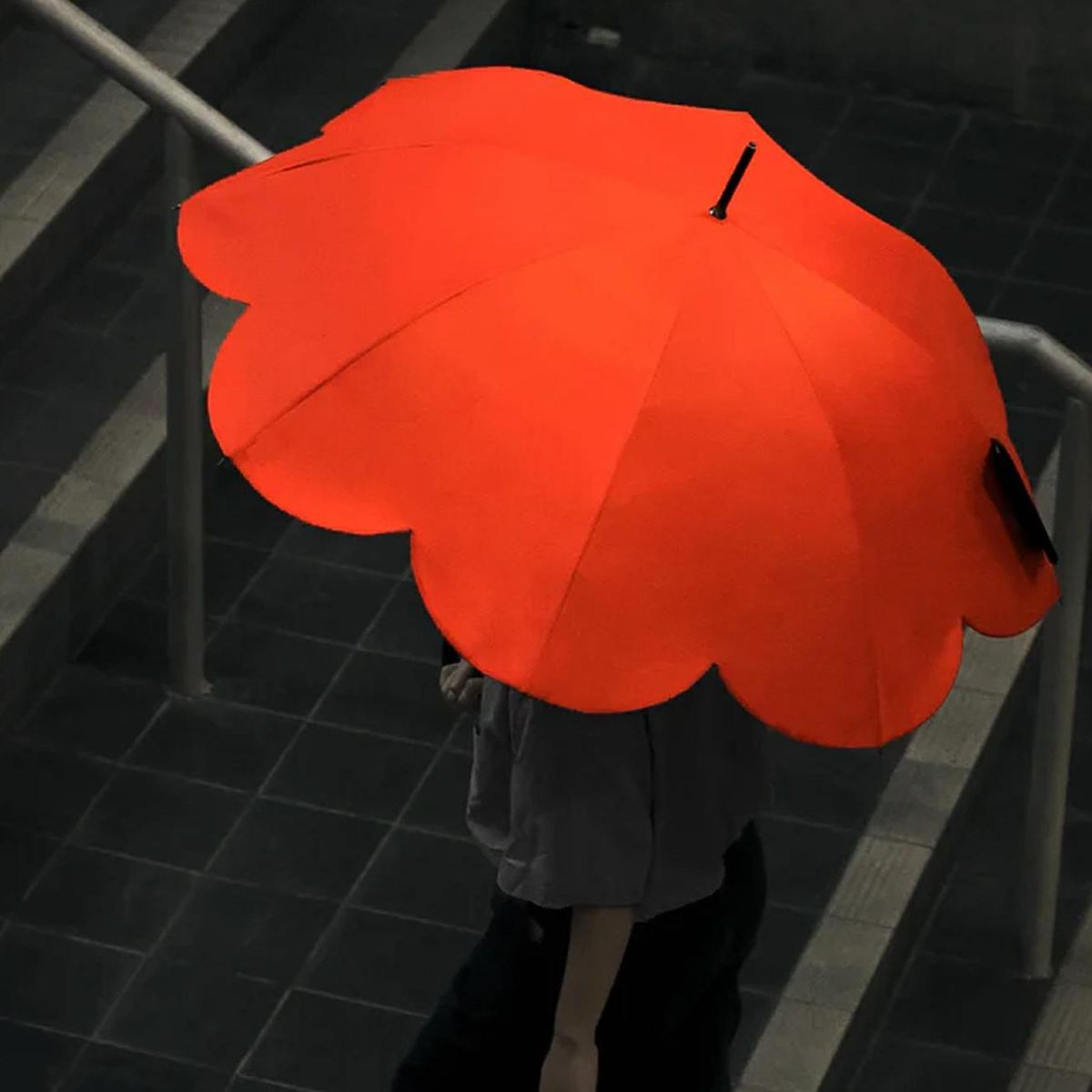 Vintage Scalloped Edge Umbrella - Vibrant Orange Petal-Shaped Fashion Rain Gear